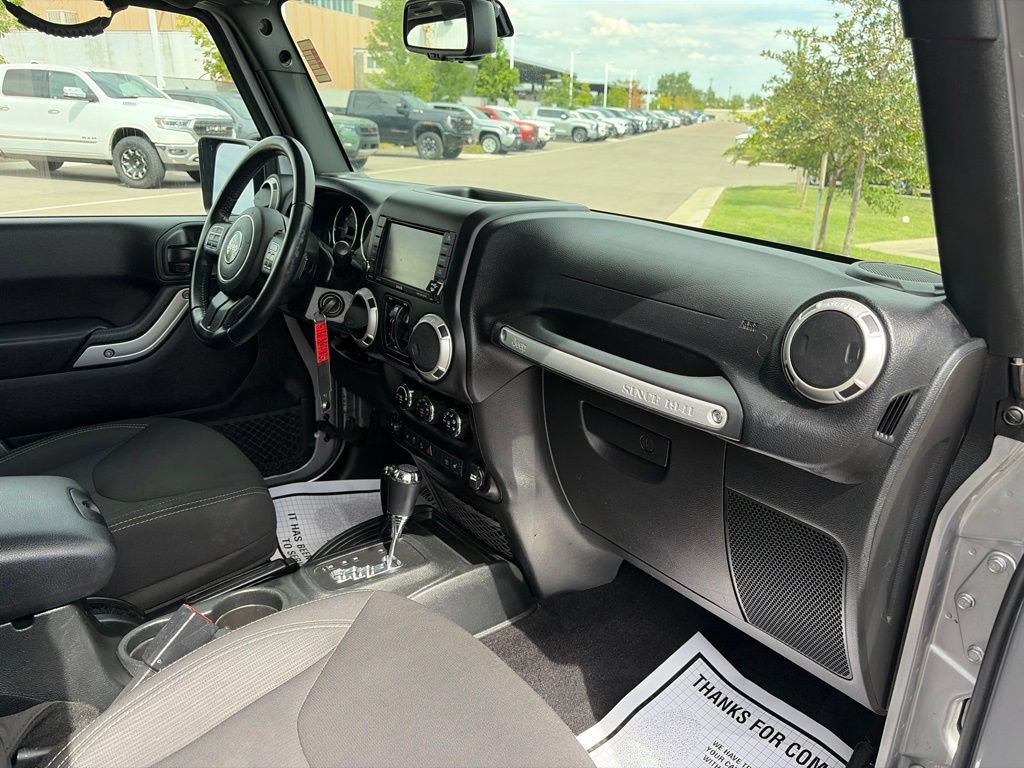 Used 2017 Jeep Wrangler Unlimited Sahara w/ Connectivity Group AWD/4WD image 14