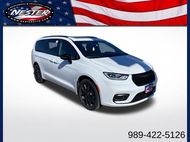 Used 2024 Chrysler Pacifica Touring-L w/ Uconnect Theater Family Group