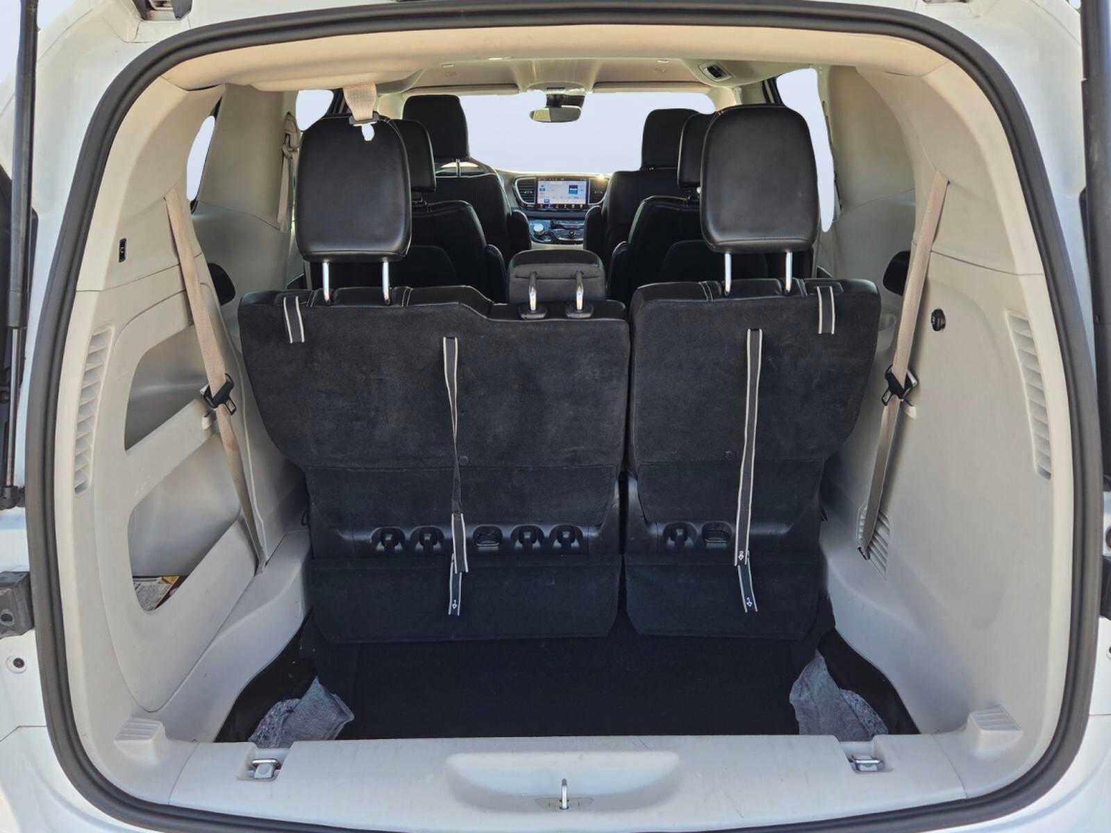 Used 2023 Chrysler Pacifica Touring-L FWD image 10