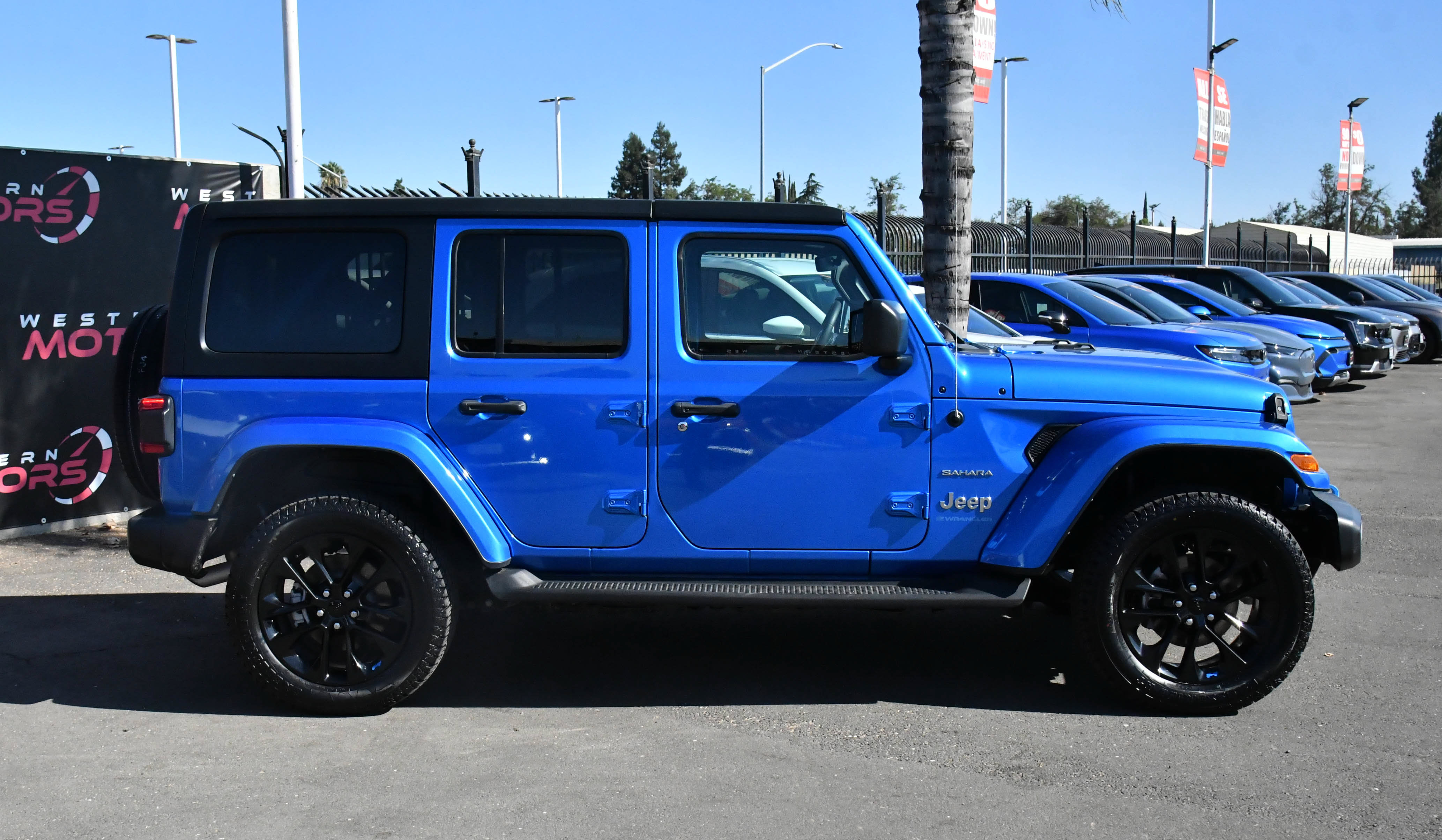 Used 2023 Jeep Wrangler Unlimited Sahara AWD/4WD image 9