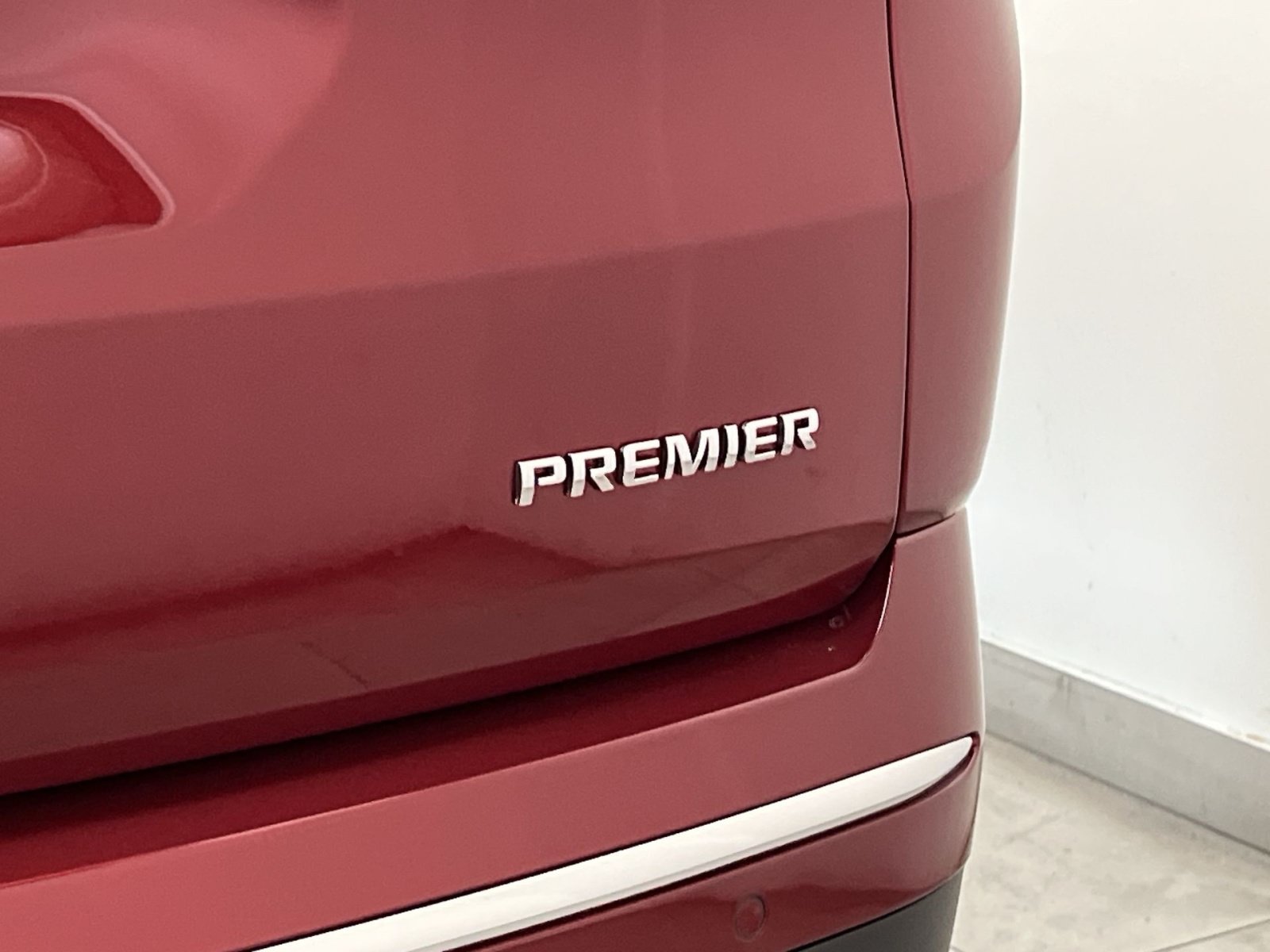 Used 2022 Chevrolet Traverse Premier w/ LPO, Cargo Package AWD/4WD image 31