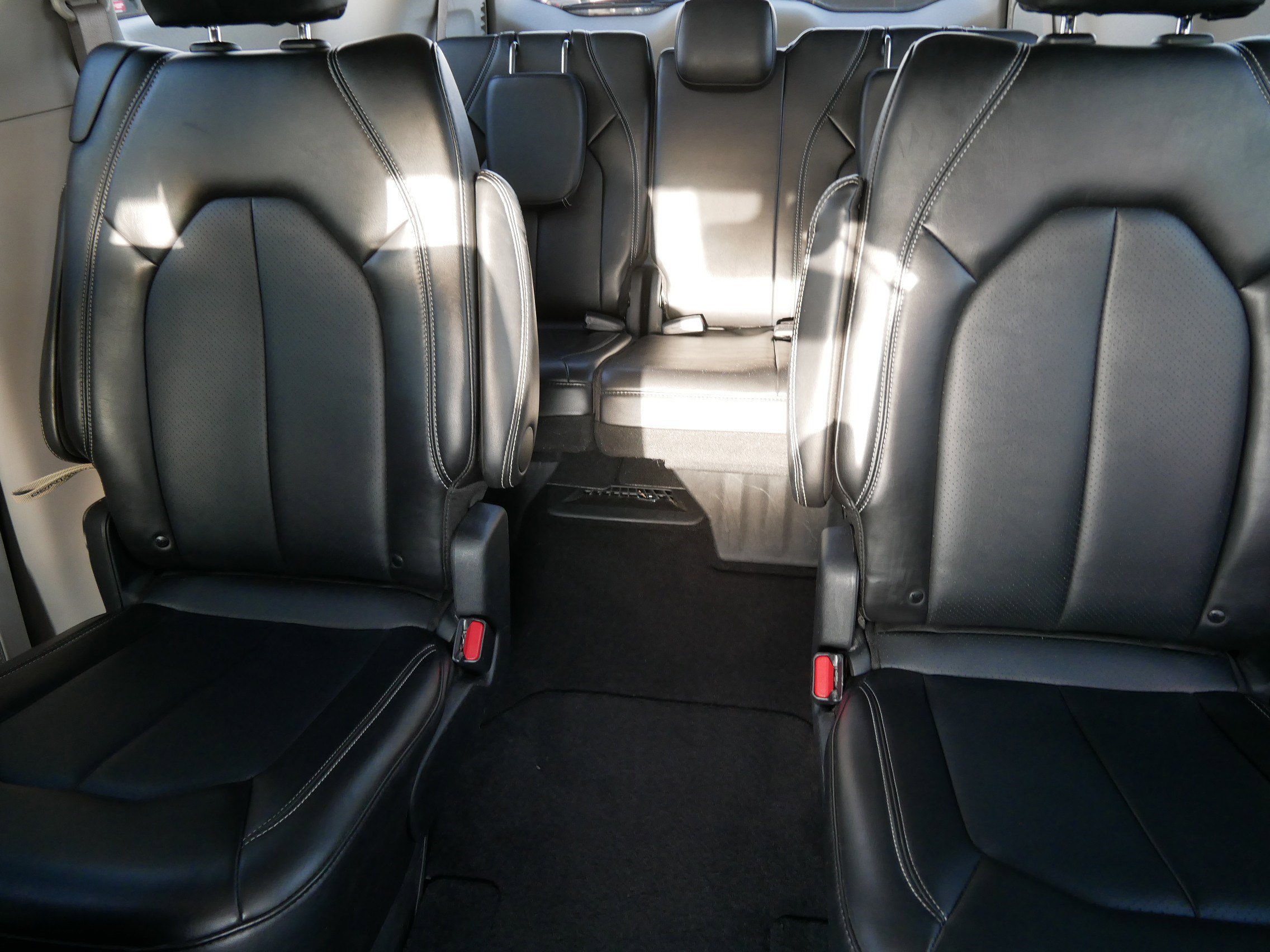 Used 2024 Chrysler Pacifica Touring-L image 13