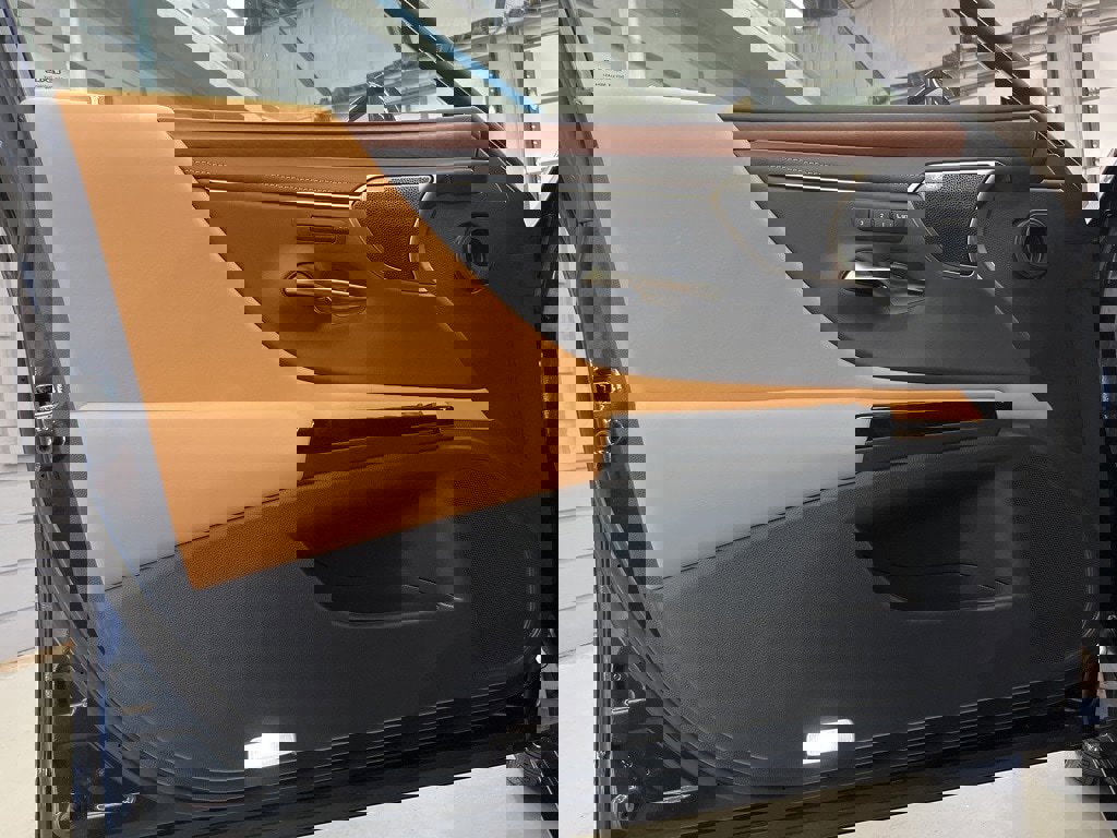 Used 2024 Lexus ES 350 Ultra Luxury w/ Accessory Package (Z2) image 9