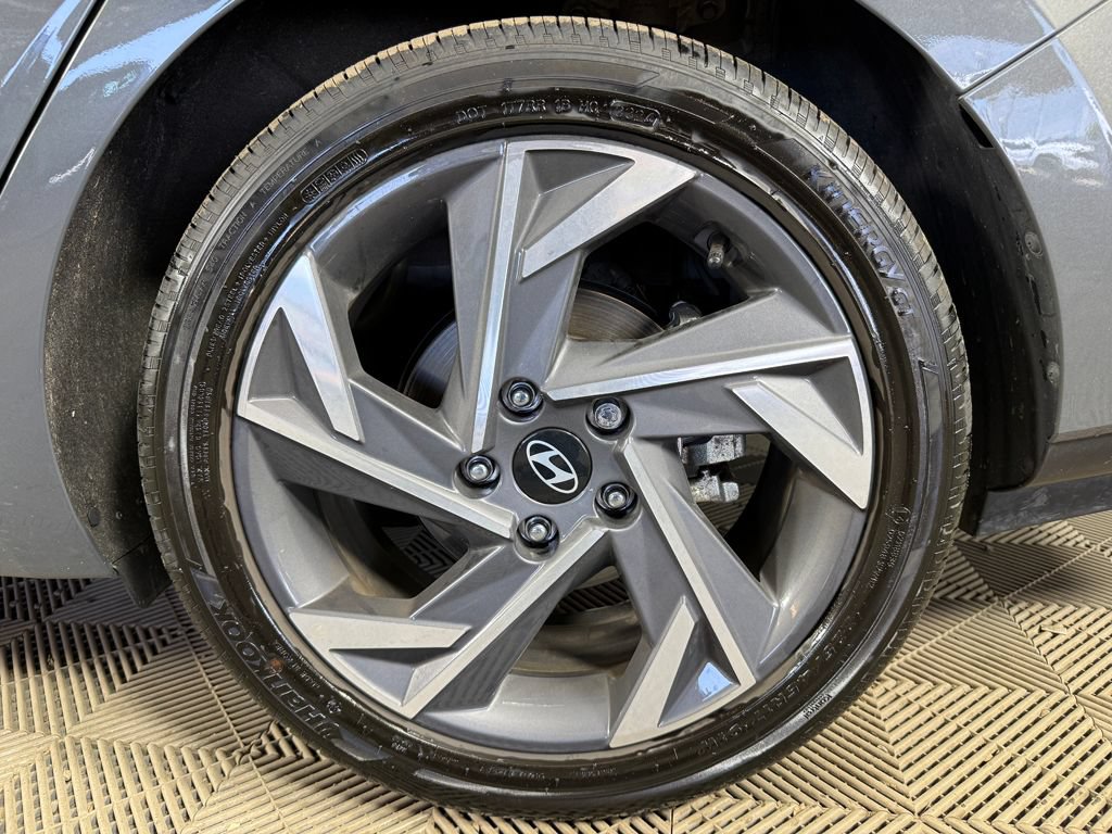 Certified 2025 Hyundai Elantra Limited FWD image 22