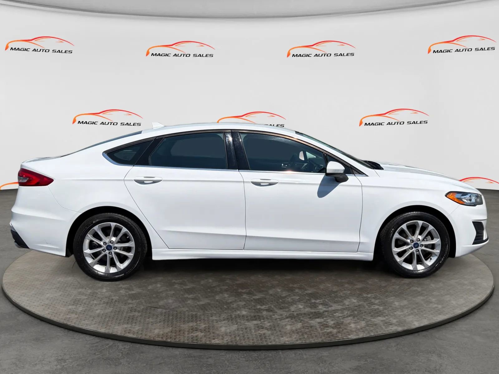 Used 2020 Ford Fusion SE FWD image 6