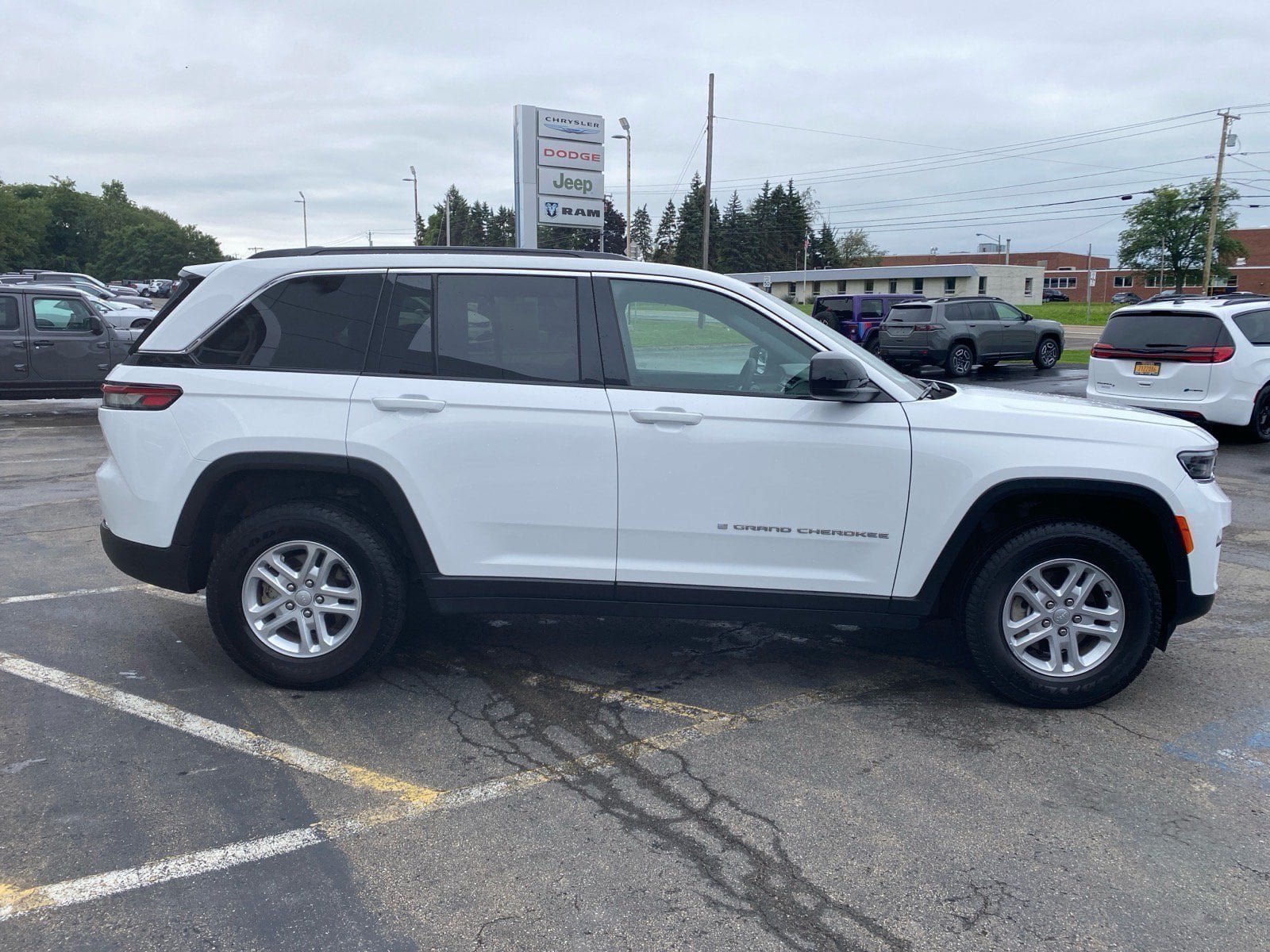 Used 2025 Jeep Grand Cherokee Laredo w/ Luxury Tech Group I AWD/4WD image 6