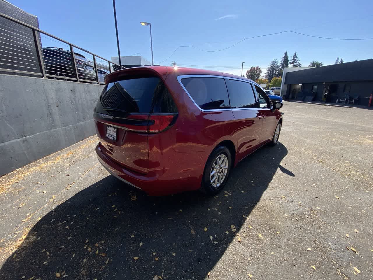 Used 2025 Chrysler Pacifica Select FWD image 6