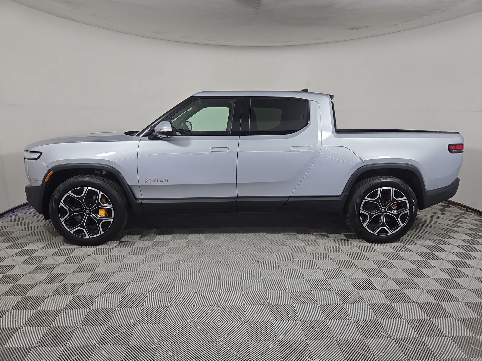 Used 2022 Rivian R1T Adventure AWD/4WD image 2