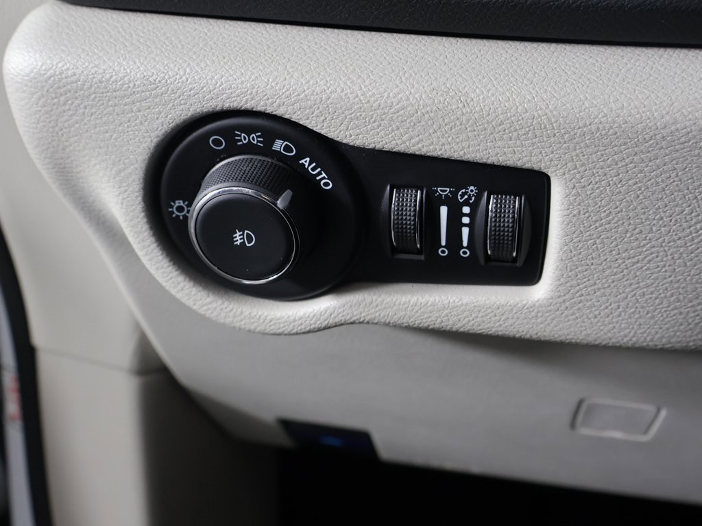 Used 2024 Chrysler Pacifica Touring-L image 39