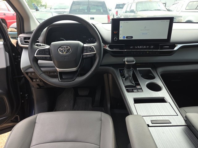 Used 2025 Toyota Sienna XLE FWD image 7