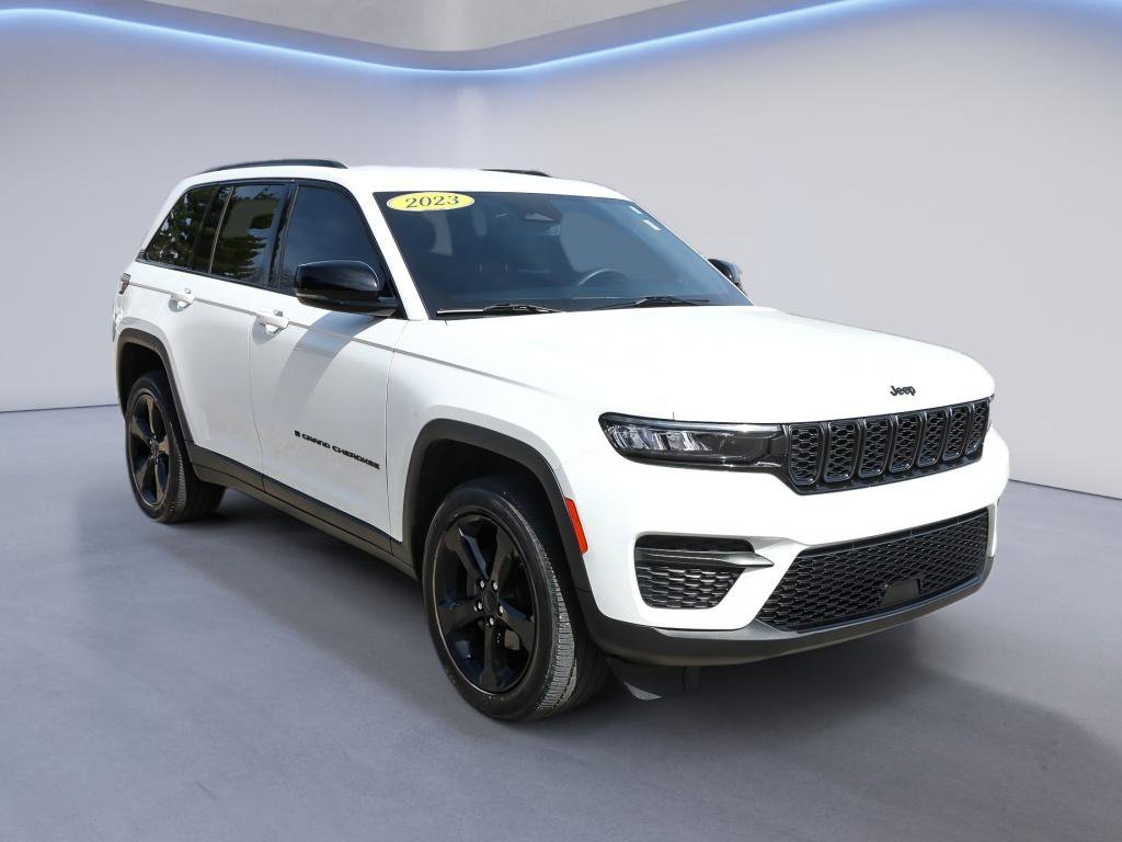 Used 2023 Jeep Grand Cherokee Altitude AWD/4WD image 9