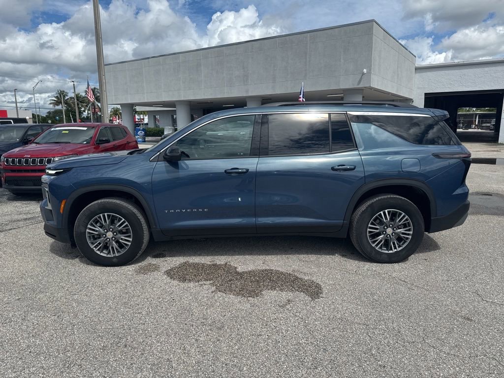 Used 2025 Chevrolet Traverse LT image 14