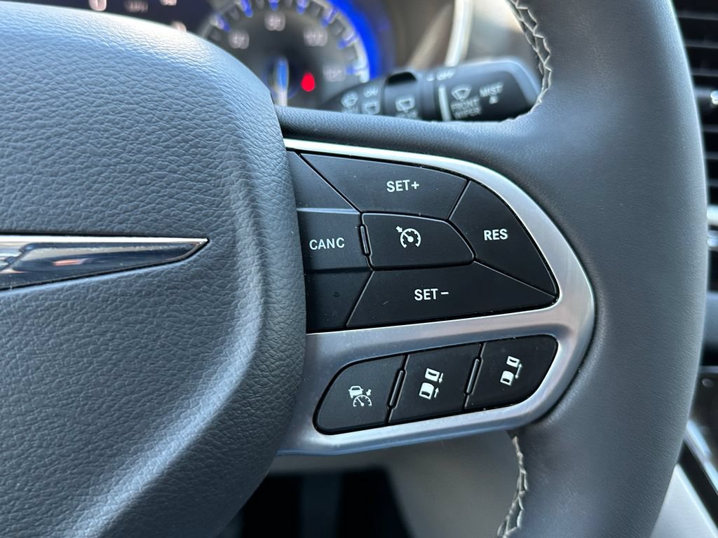 Used 2023 Chrysler Pacifica Touring-L FWD image 21