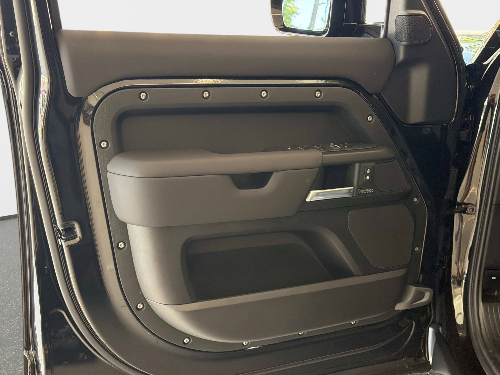 New 2026 Land Rover Defender 110 X-Dynamic SE image 17