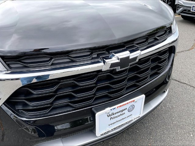 Used 2025 Chevrolet Trax LT w/ Sunroof Package FWD image 32