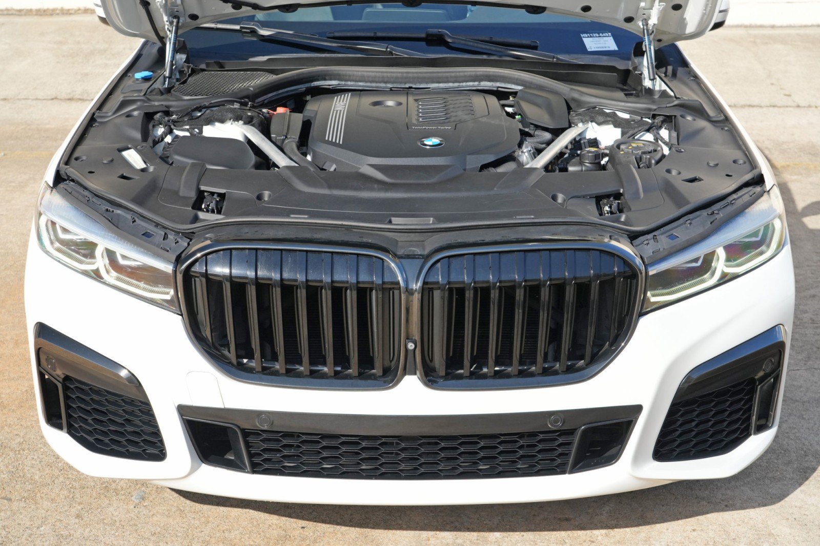 Used 2022 BMW 740i w/ M Sport Package RWD image 8