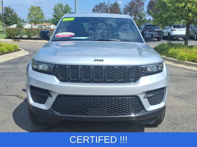 Used 2025 Jeep Grand Cherokee Altitude AWD/4WD image 2