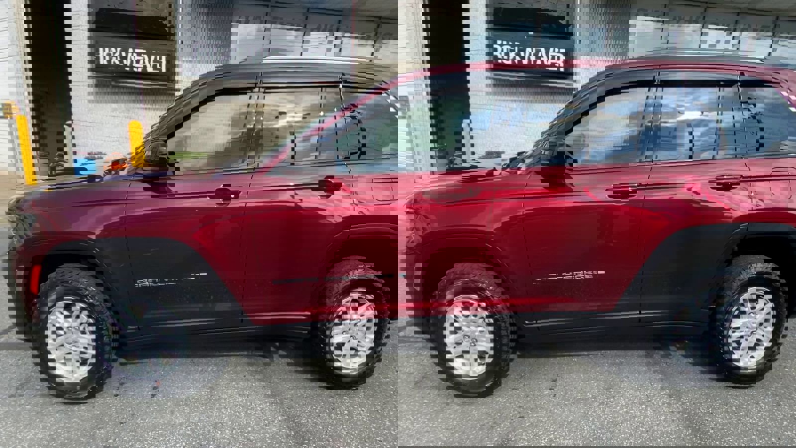 Used 2023 Jeep Grand Cherokee Laredo image 35