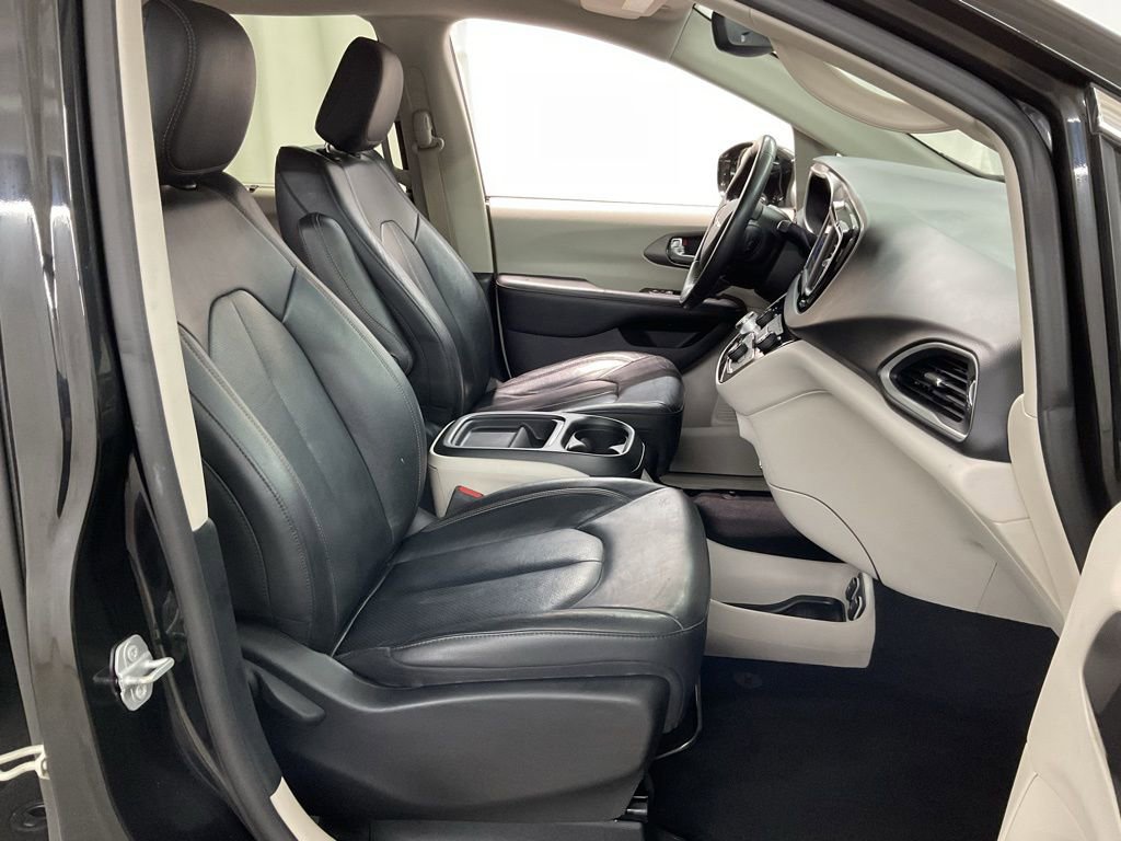 Used 2020 Chrysler Pacifica Touring-L FWD image 26