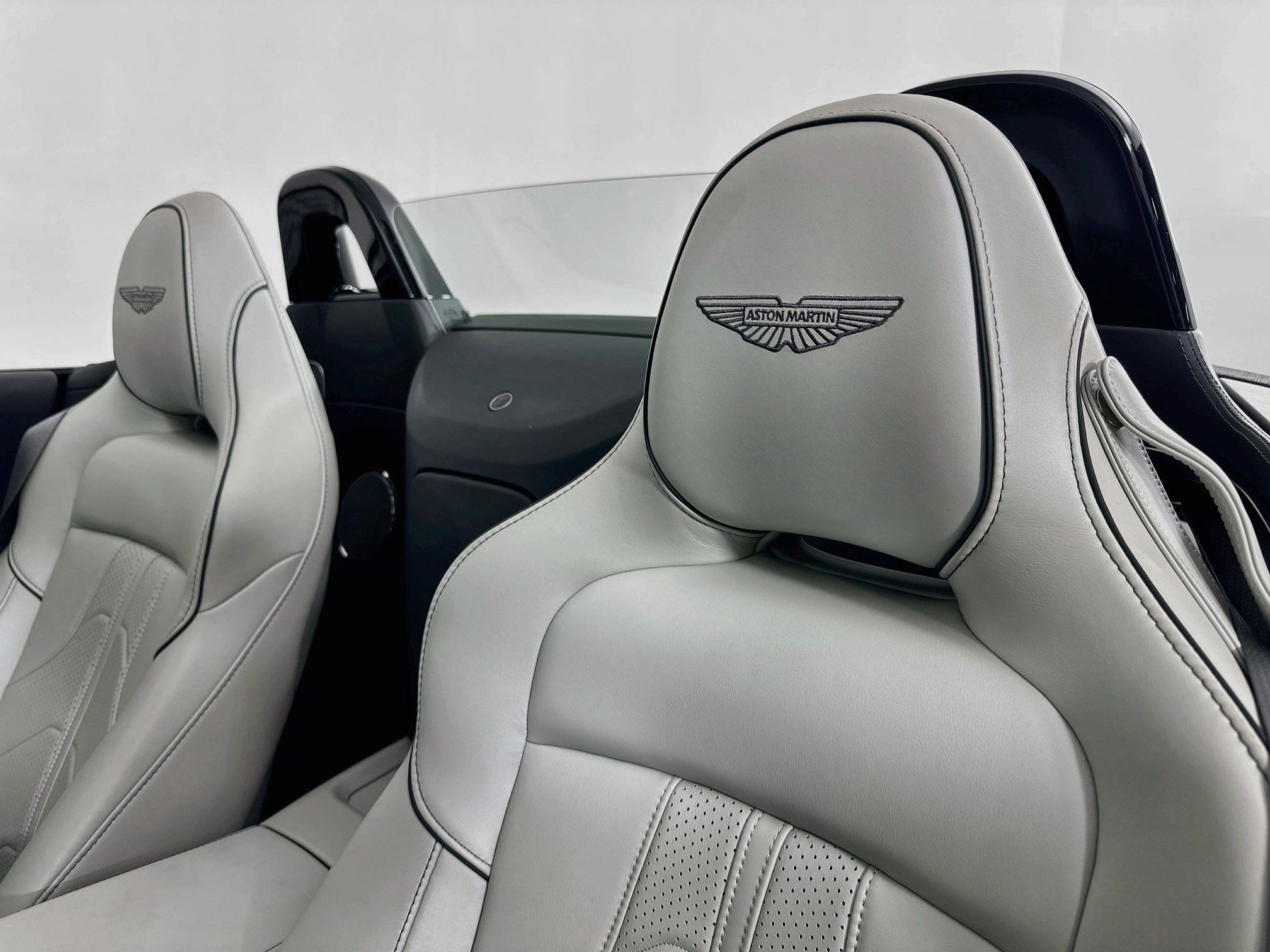 Used 2026 Aston Martin V8 Vantage Coupe RWD image 5