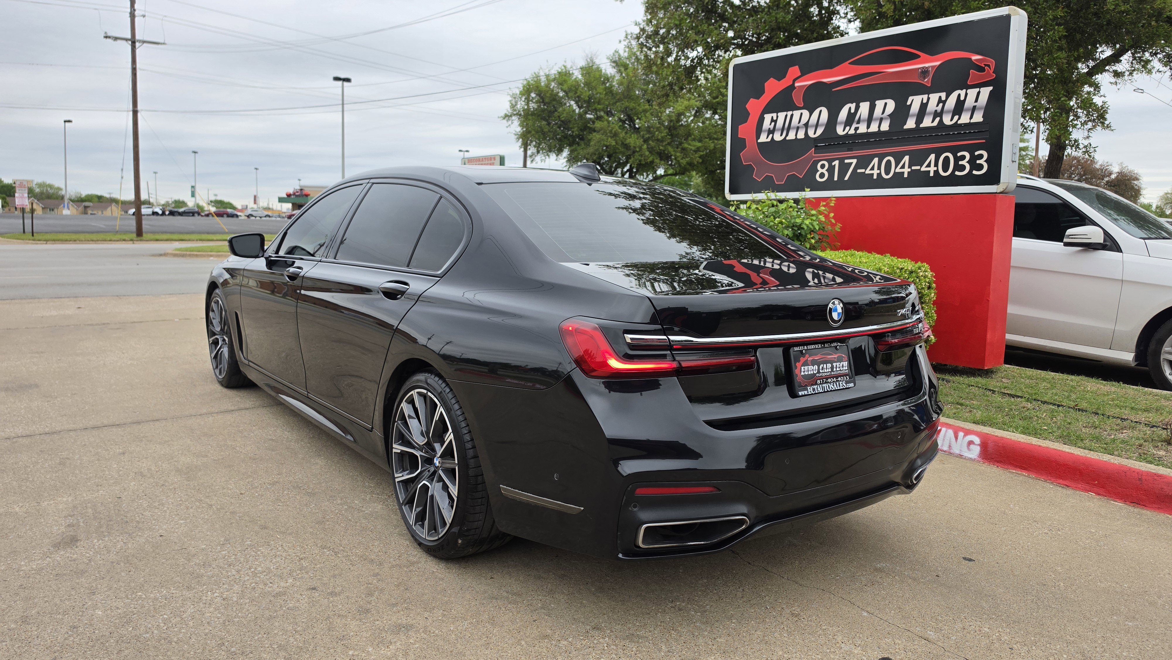 Used 2021 BMW 740i w/ M Sport Package image 3