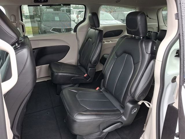 Used 2024 Chrysler Pacifica Touring-L image 8