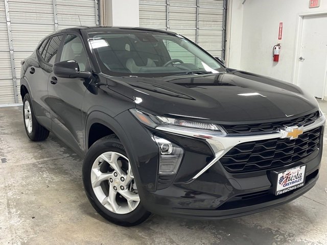 Used 2025 Chevrolet Trax LS w/ LS Convenience Package image 1