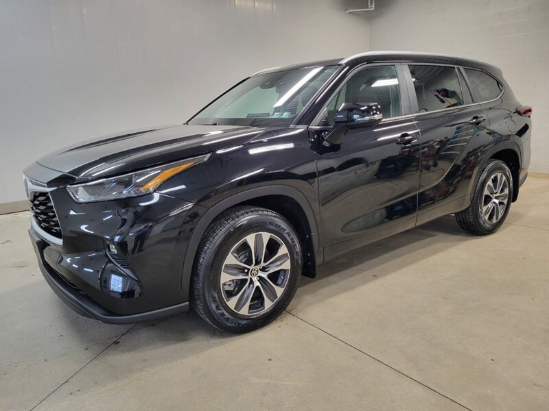 Used 2024 Toyota Highlander XLE AWD/4WD image 3
