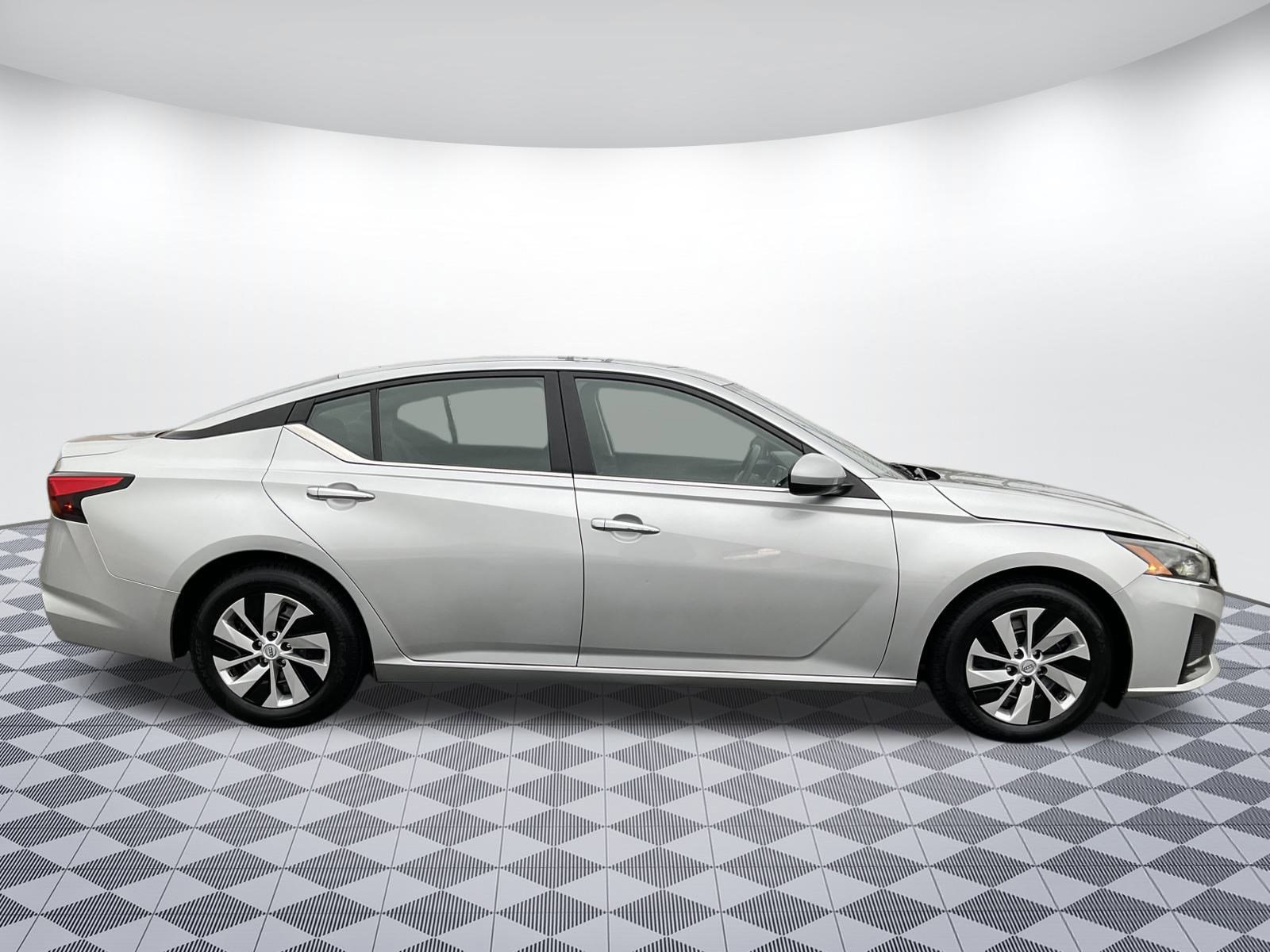 Used 2023 Nissan Altima 2.5 S image 2