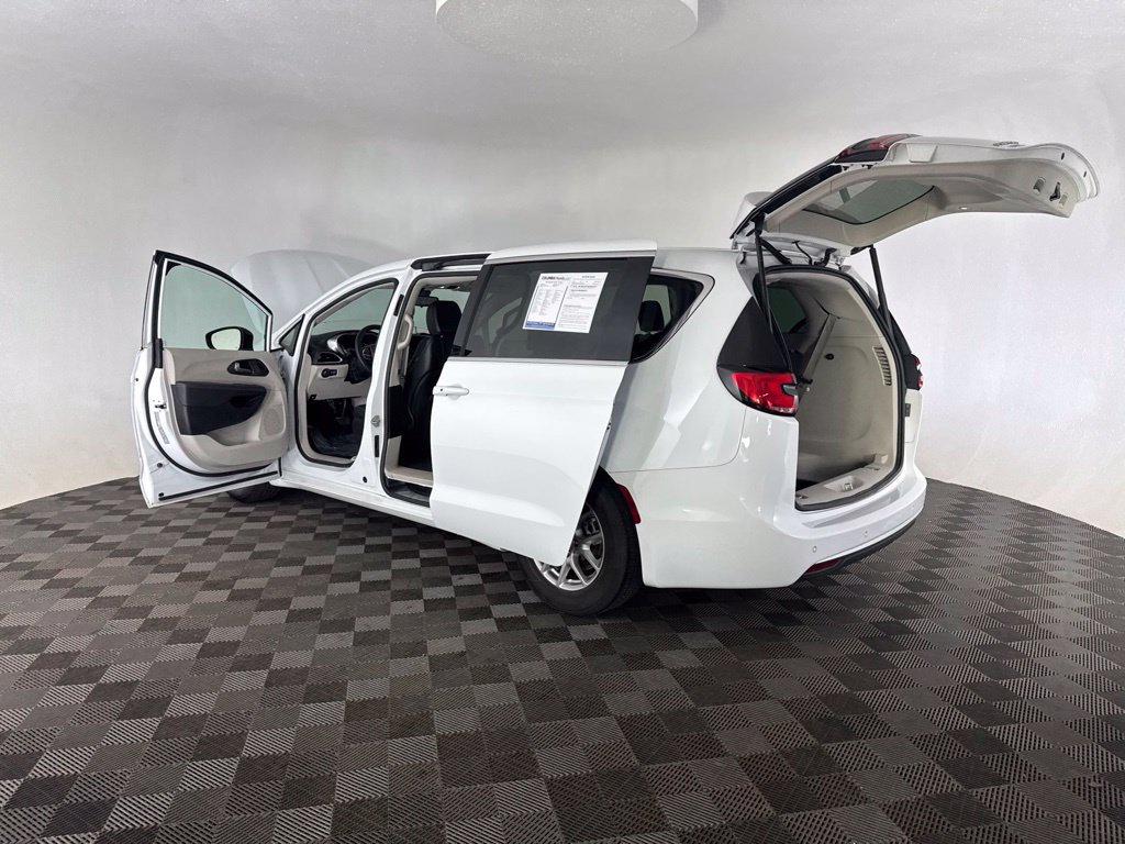 Used 2024 Chrysler Pacifica Touring-L FWD image 18