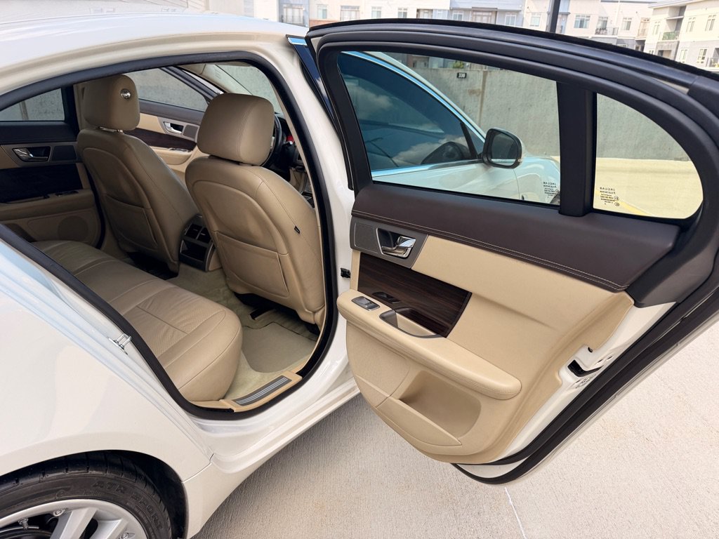 Used 2010 Jaguar XF Premium RWD image 18