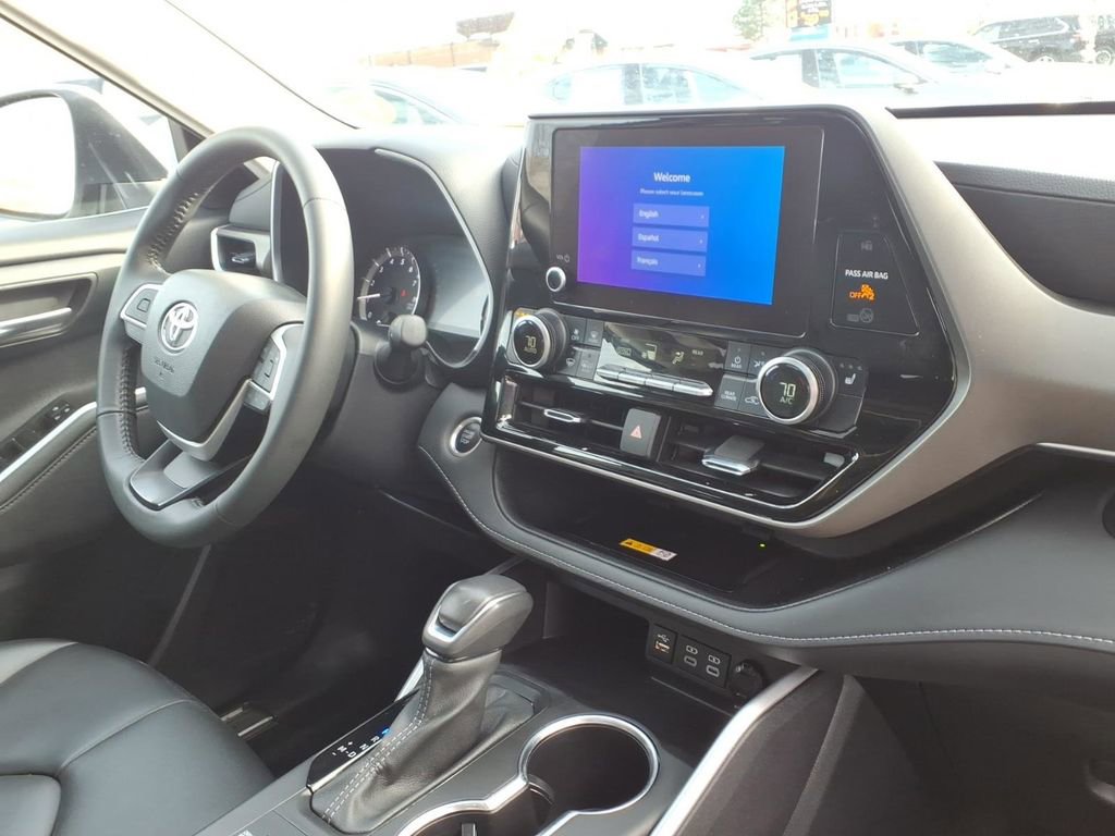 Certified 2024 Toyota Highlander XLE image 30