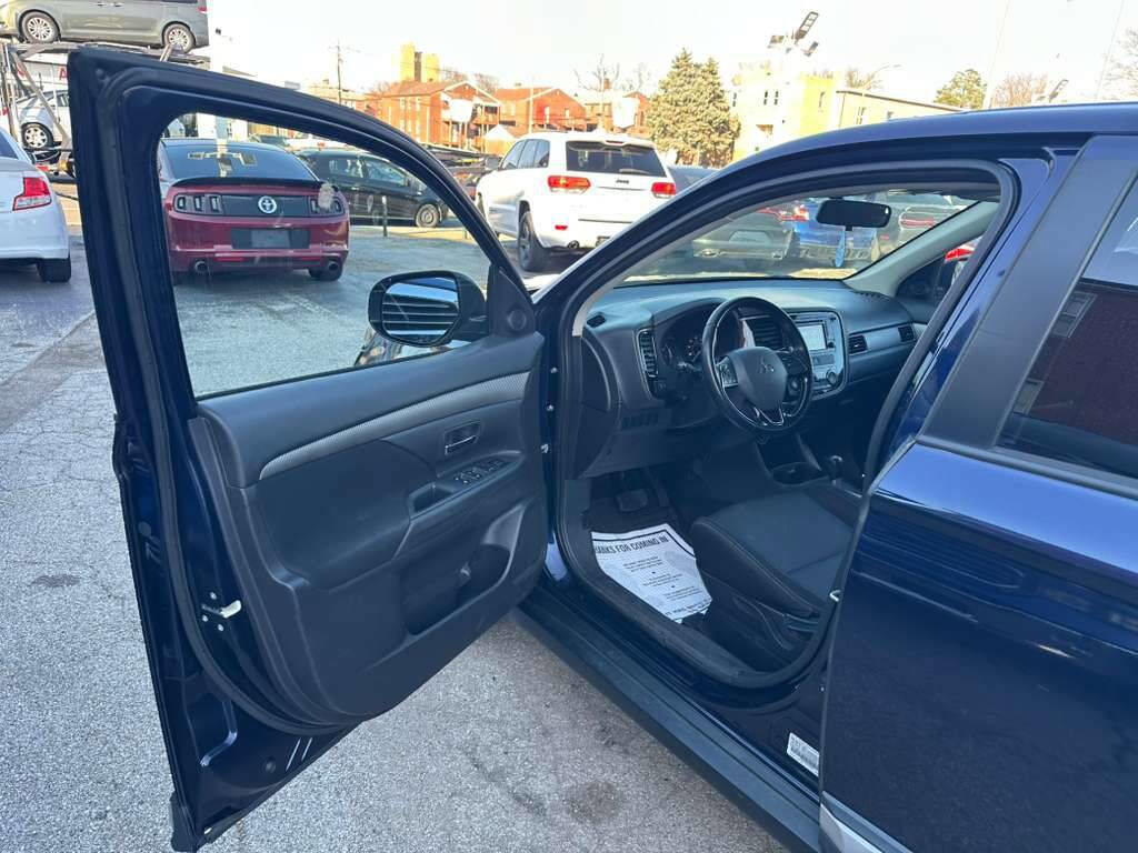 Used 2016 Mitsubishi Outlander SE image 9