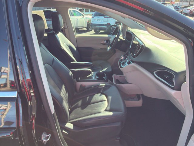 Used 2024 Chrysler Pacifica Touring-L FWD image 37