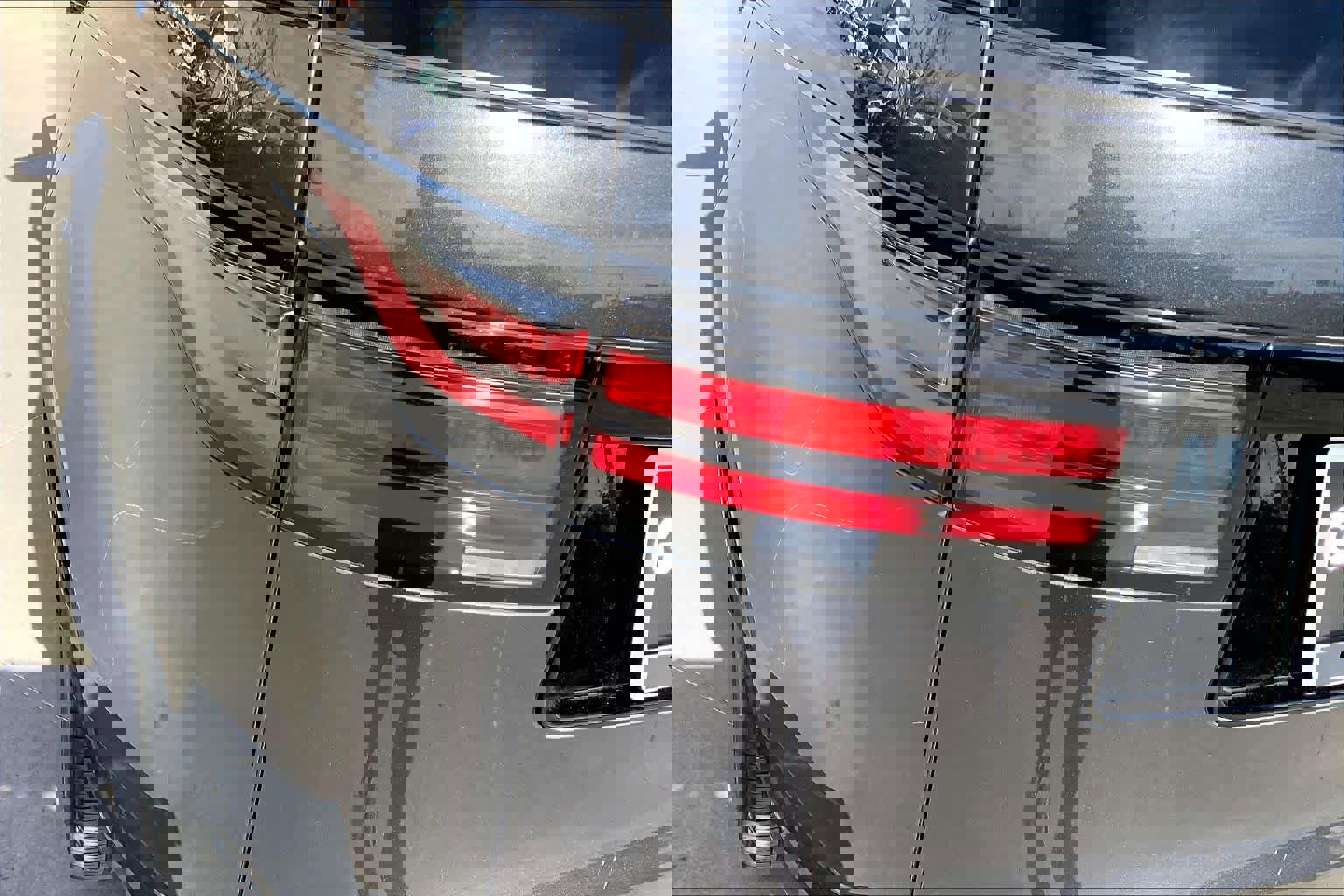 Used 2023 Land Rover Discovery Metropolitan Edition image 27