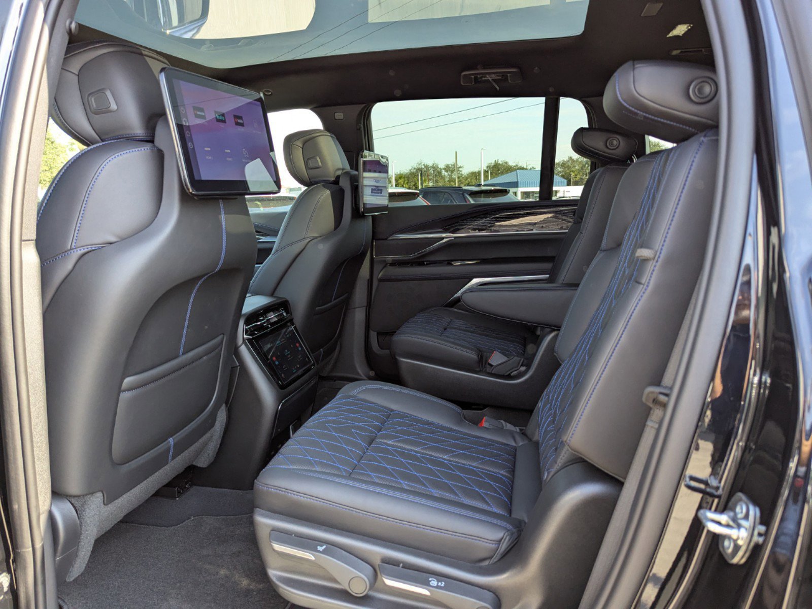 New 2025 Cadillac Escalade IQ Luxury 1 w/ Smart Trailering package AWD/4WD image 17
