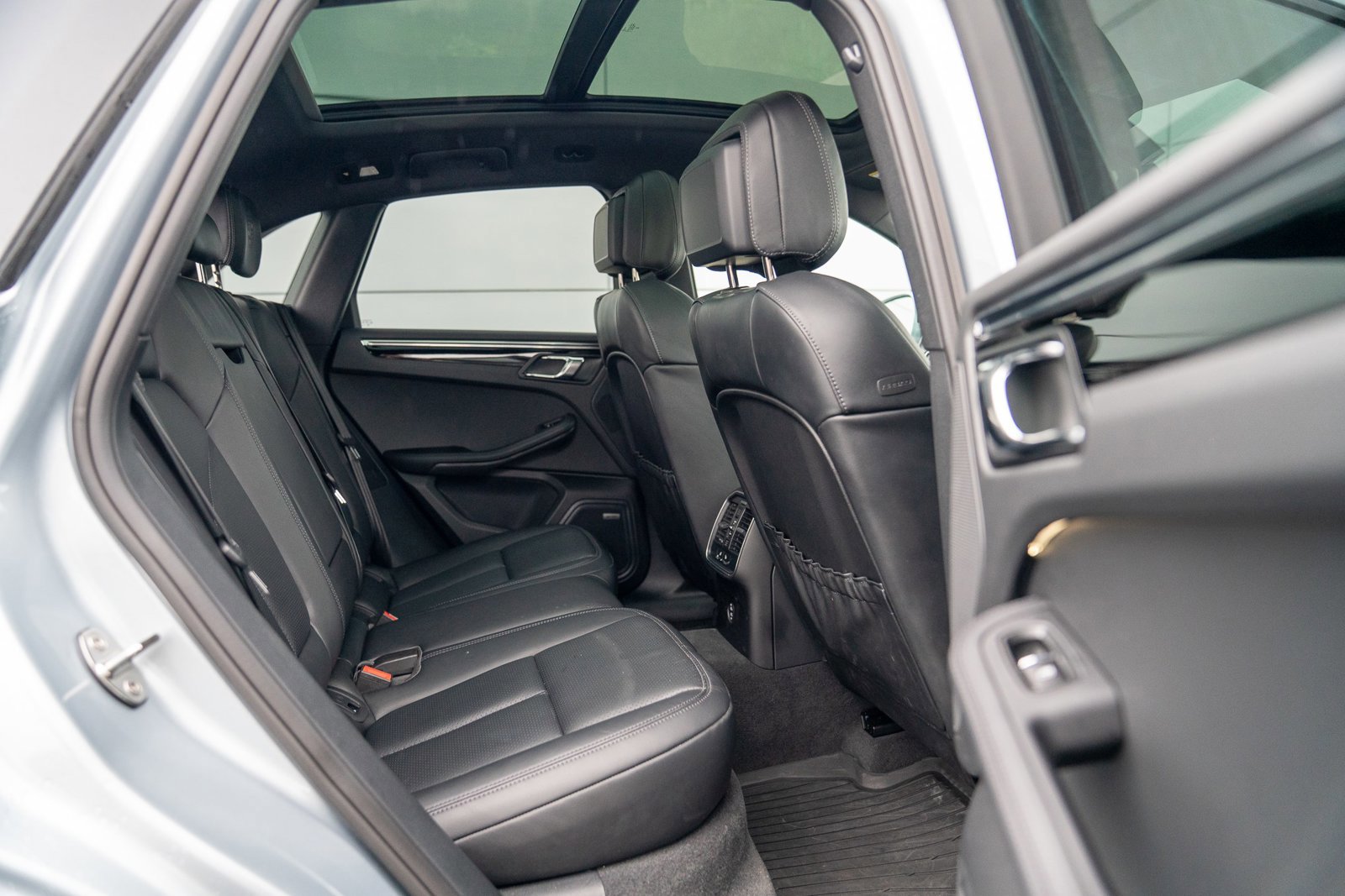 Used 2025 Porsche Macan image 25