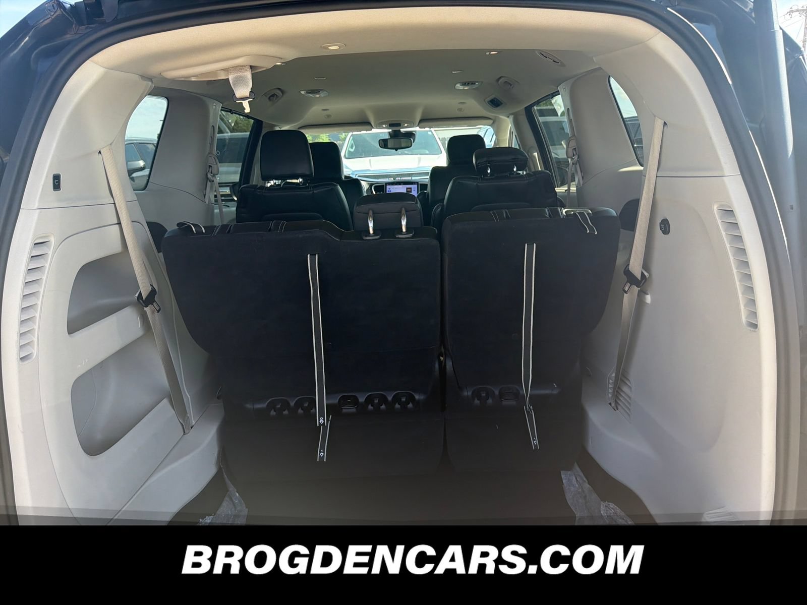 Used 2023 Chrysler Pacifica Touring-L FWD image 9