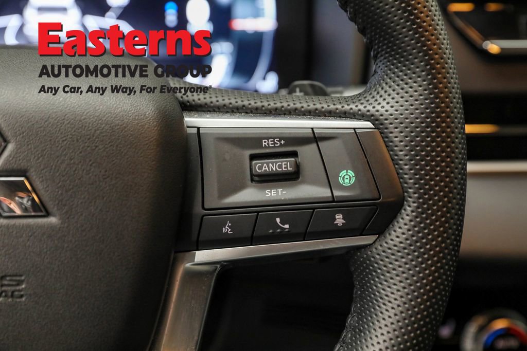 Used 2023 Mitsubishi Outlander SE image 16