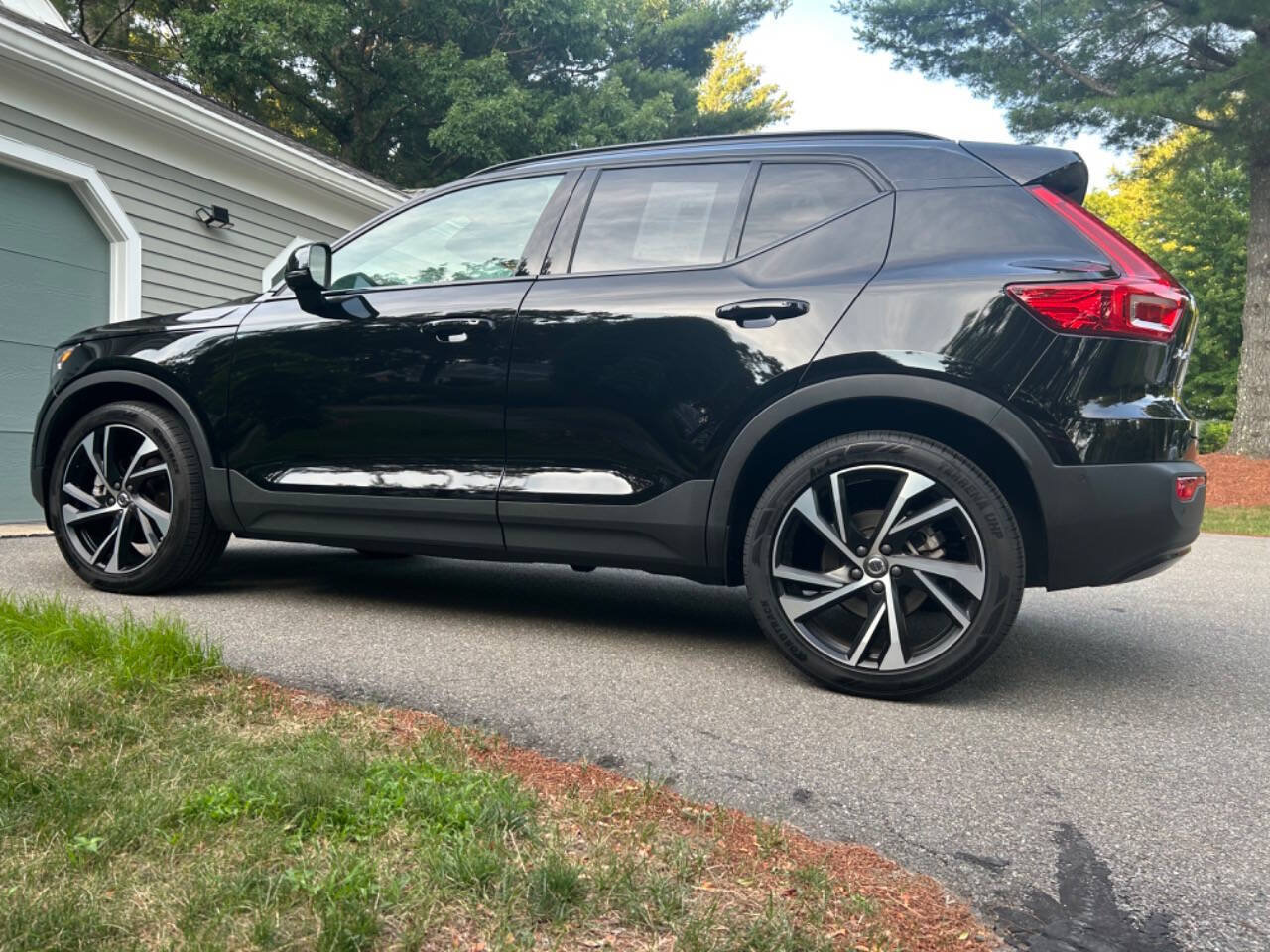Used 2021 Volvo XC40 T5 R-Design w/ Advanced Package AWD/4WD image 2