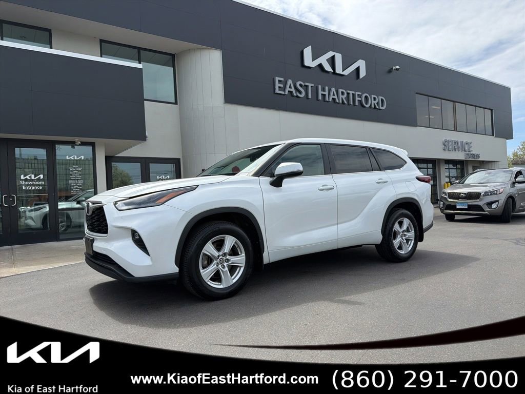 Used 2024 Toyota Highlander LE AWD/4WD image 1