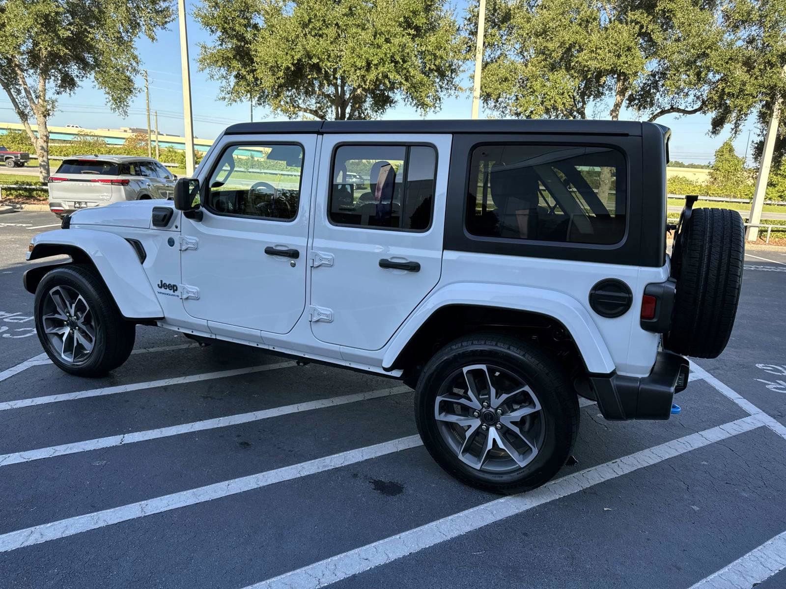 Used 2024 Jeep Wrangler Unlimited image 4