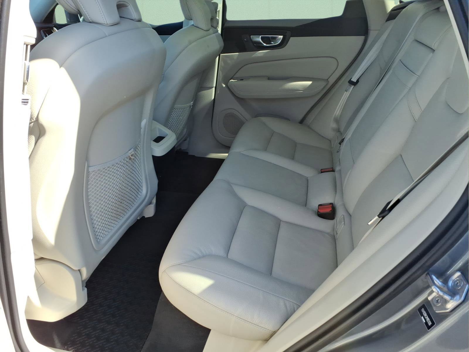 Used 2021 Volvo XC60 T5 Momentum w/ Premium Package image 16