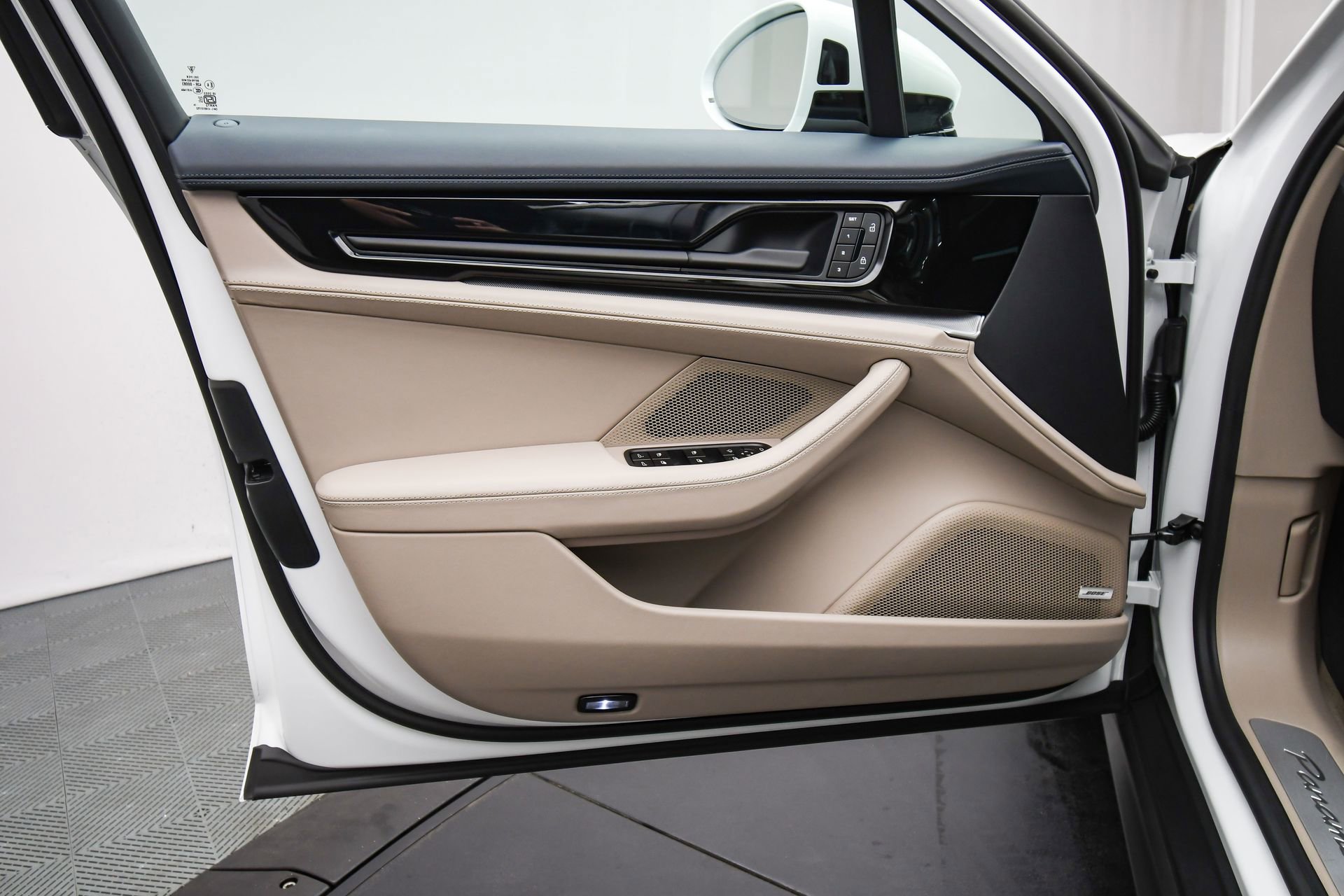 Used 2025 Porsche Panamera 4 image 44