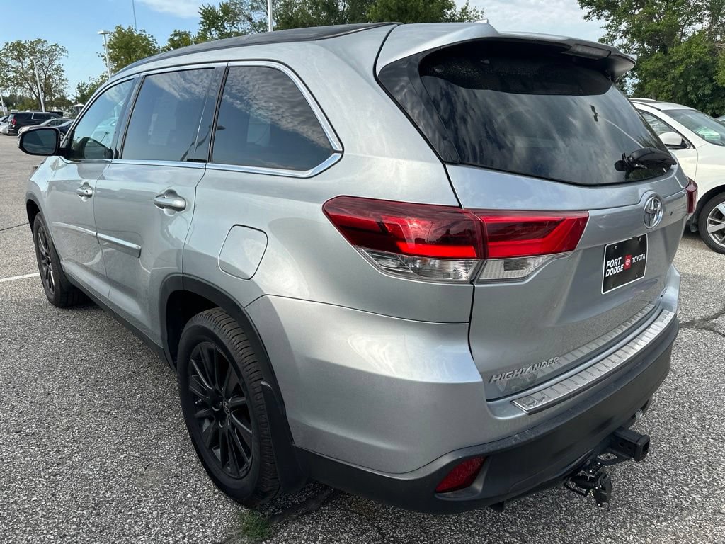Used 2019 Toyota Highlander SE AWD/4WD image 2