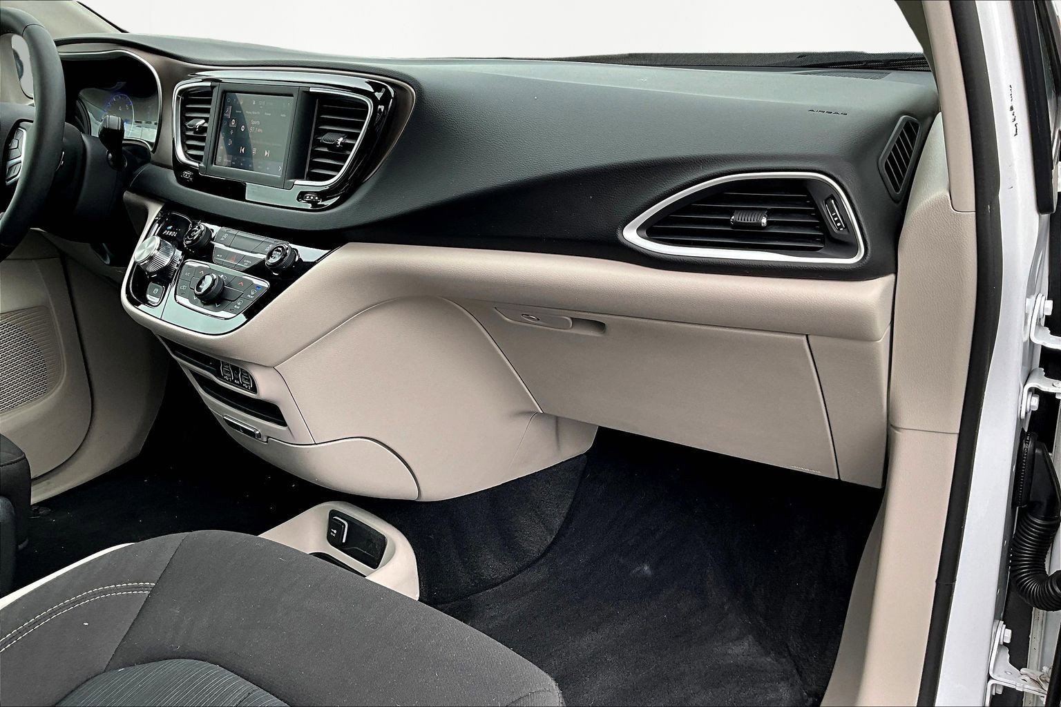 Used 2024 Chrysler Voyager LX image 27