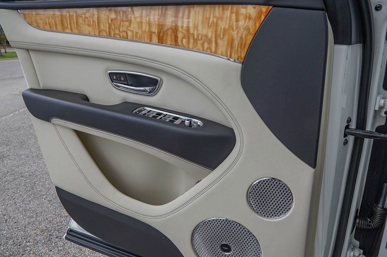 Used 2023 Bentley Bentayga AWD/4WD image 34
