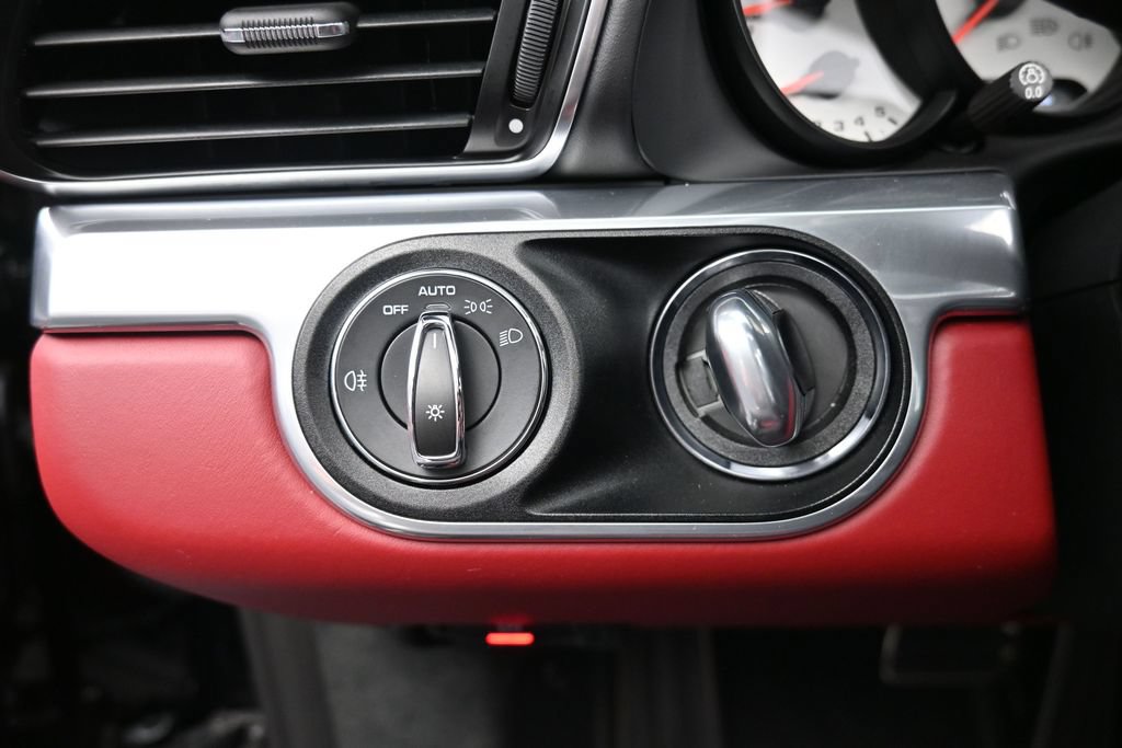 Certified 2019 Porsche 911 Targa 4 AWD/4WD image 24