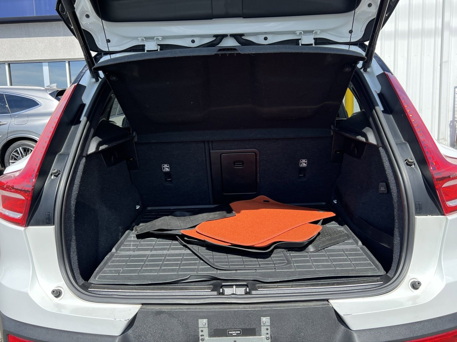 Used 2020 Volvo XC40 T4 R-Design w/ Protection Package Premier image 28