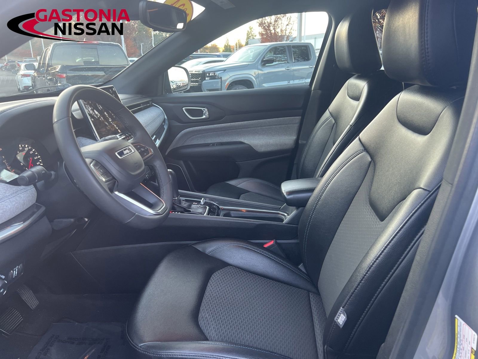 Used 2024 Jeep Compass Latitude image 39